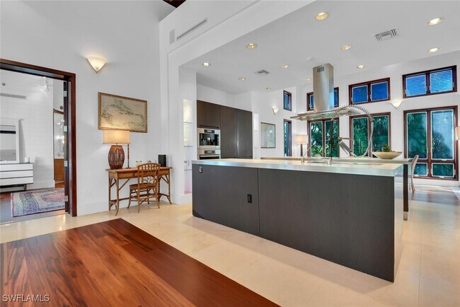 Building Photo - 795 18th Ave S