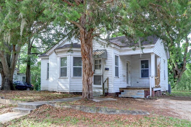 Building Photo - Completely Renovated - Three Bedroom, Two ...