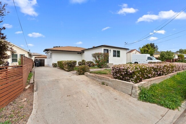 Building Photo - 4 bed main house!