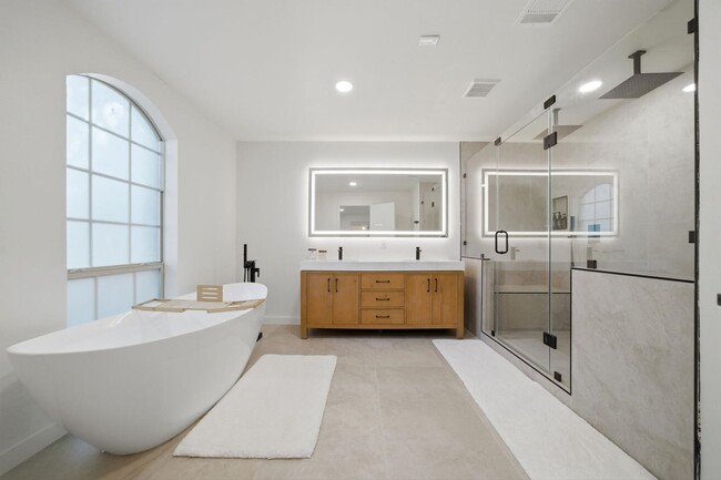 Building Photo - 5610 Court of Lions St