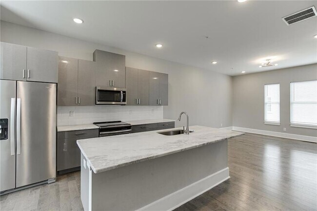 Building Photo - 456 Parkway Dr NE