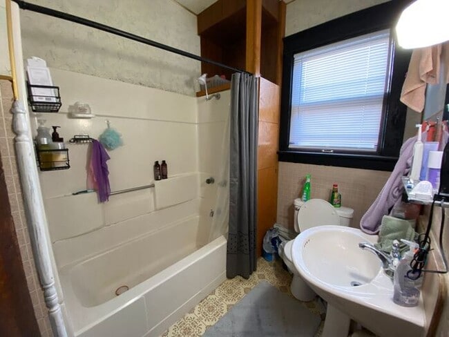 Building Photo - $6,000 | 8 Bedroom, 4 Bathroom Multi Floor...