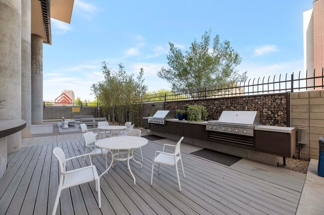 Building Photo - Luxury Condo in the Heart of Downtown Phoe...