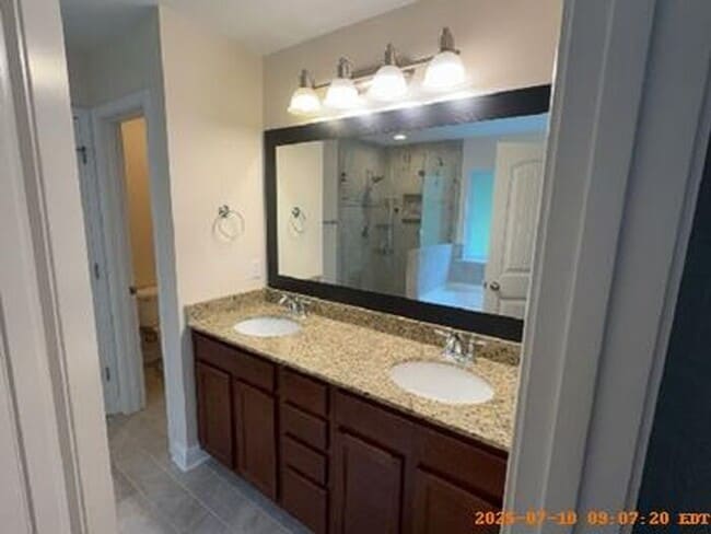 Building Photo - Lexington Living Oasis