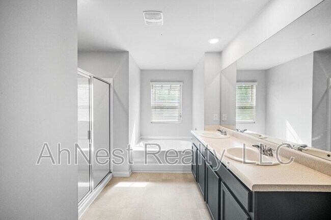 Building Photo - 3012 Hawthorn Farm Blvd