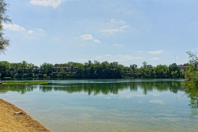 Building Photo - Marble Cliff Condo With Lake Access!