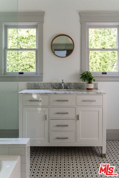 Building Photo - 2027 Canyon Dr