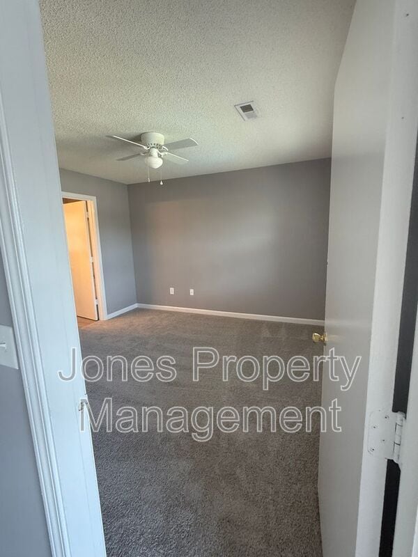 Building Photo - 301 Country Club Dr NE