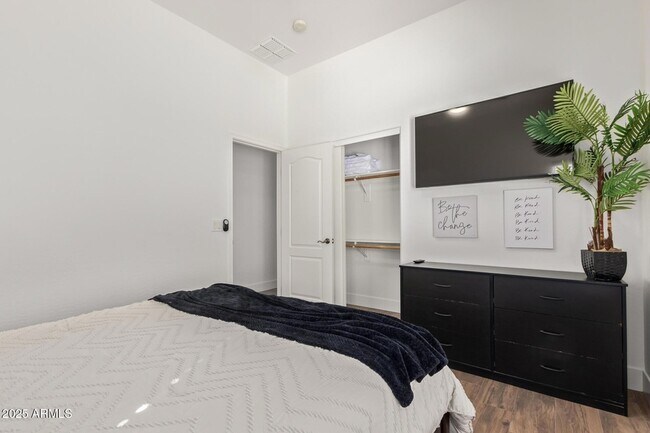 Building Photo - 8414 W Northview Ave