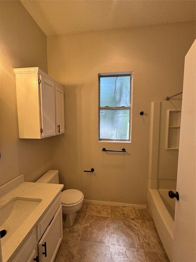 Building Photo - 2111 Castle View Dr