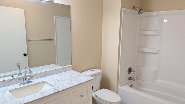 Building Photo - Stunning 2 Bedroom Home in The Heart of Eagan