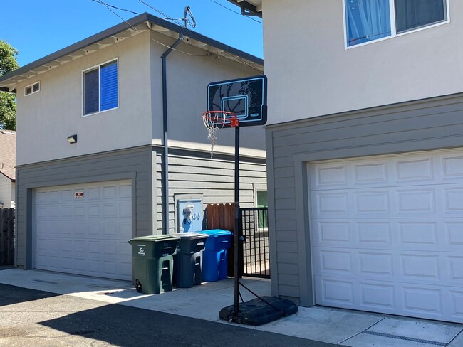 Building Photo - Downtown Vacaville High End 1Bed/1Bath