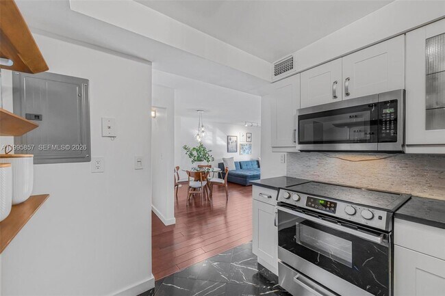 Building Photo - 1658 Bay Rd