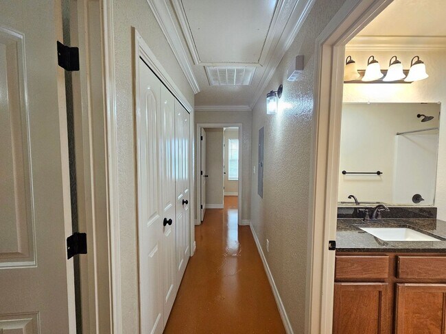 Building Photo - 803 Leifester Cir