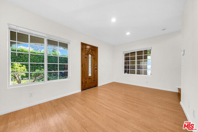 Building Photo - 743 N Las Palmas Ave