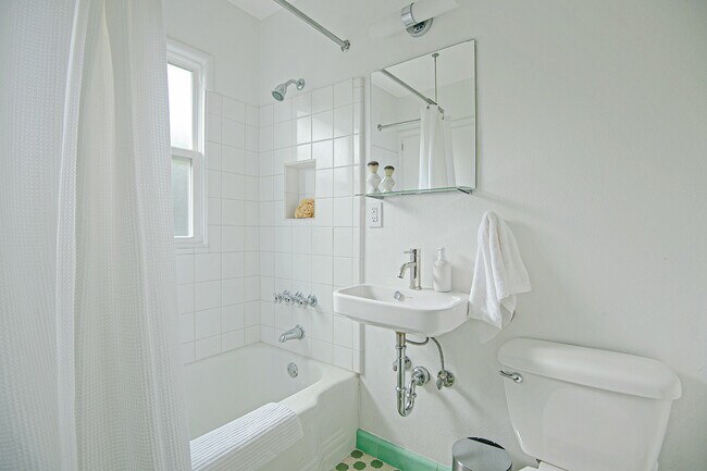 Building Photo - 1330 NE Church St