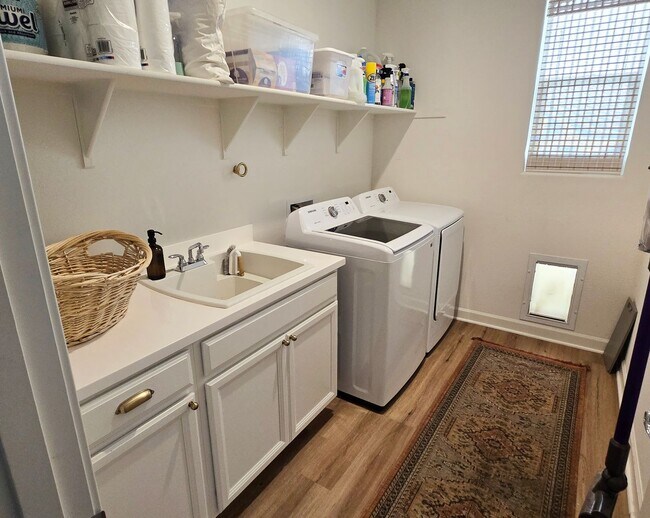 Building Photo - 4-bedroom + Den, 3-bath home in The Preserve at San Tan