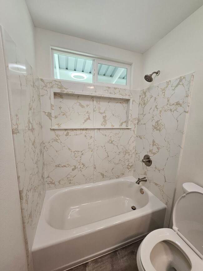 Building Photo - Beautiful NEW 3 Bedroom 2 Bath Home off South Kulani