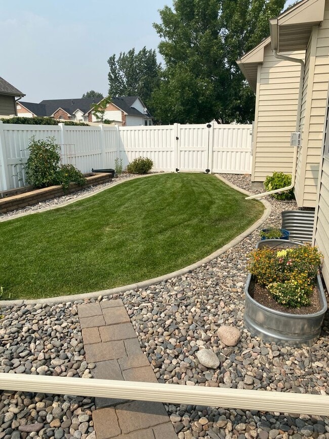 Building Photo - Beautiful 3 bed 2 bath condo on the west end!