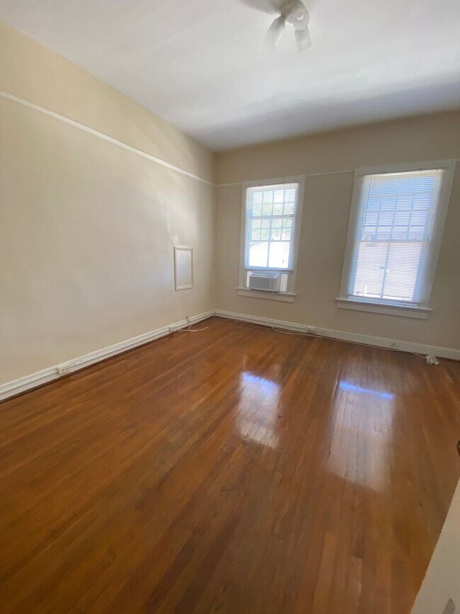 Building Photo - 2BD/1BA with natural light, hardwood floors, off street parking STEPS from Campus