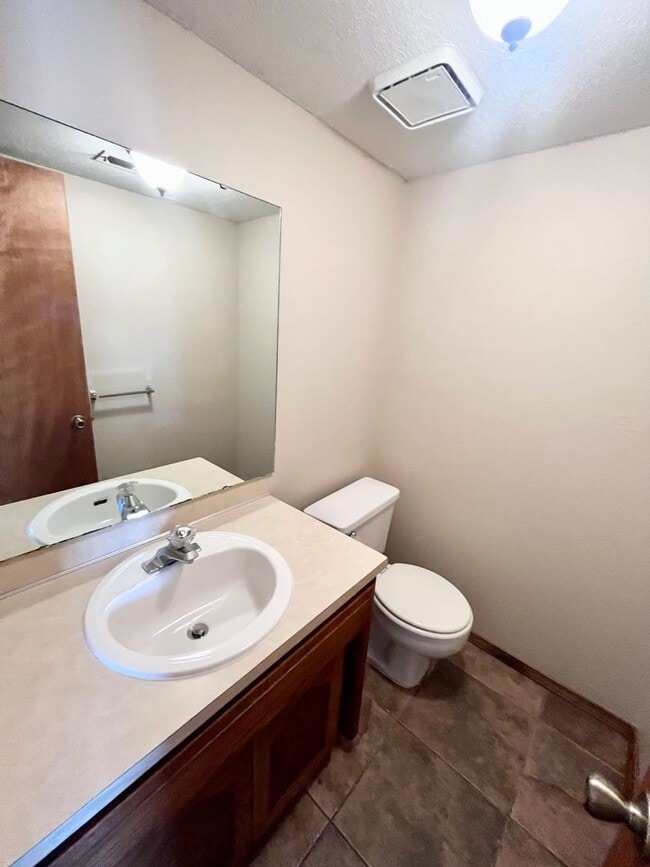 Building Photo - Updated 2 bedroom 1.5 bath home in a great...