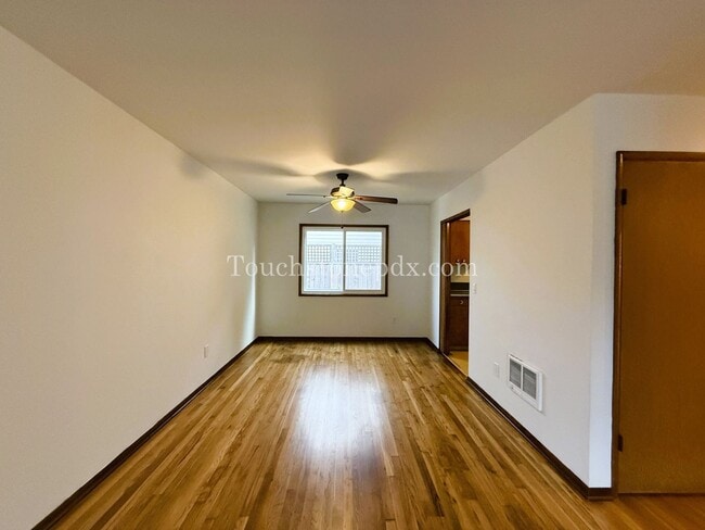 Building Photo - Charming 3-Bedroom Gem with Hardwood Floor...
