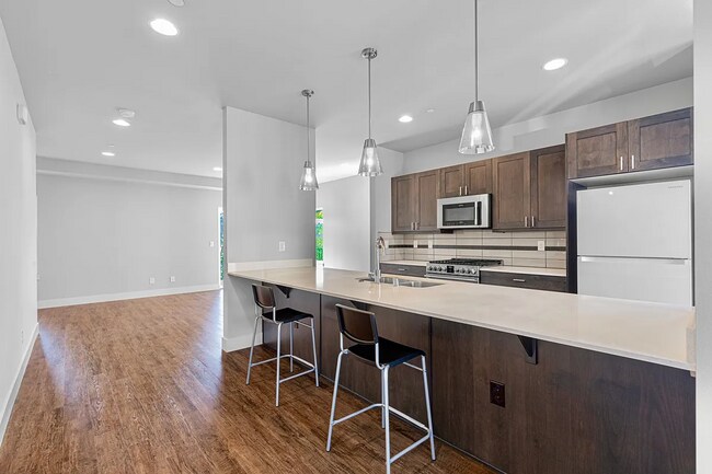 Building Photo - Modern 3 beds/ 2.5 bath townhouse in Kenmore!