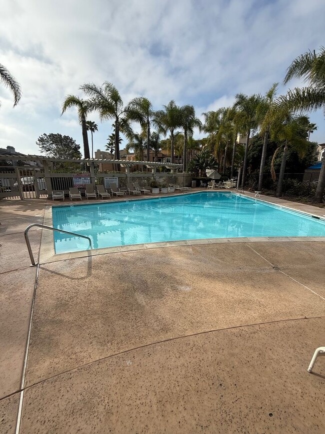 Building Photo - Large 2 bedroom condo in well desired La Jolla area