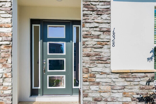 Building Photo - 1828 Tropical Palms Cir
