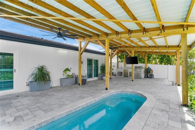 Building Photo - 3944 Doral Dr