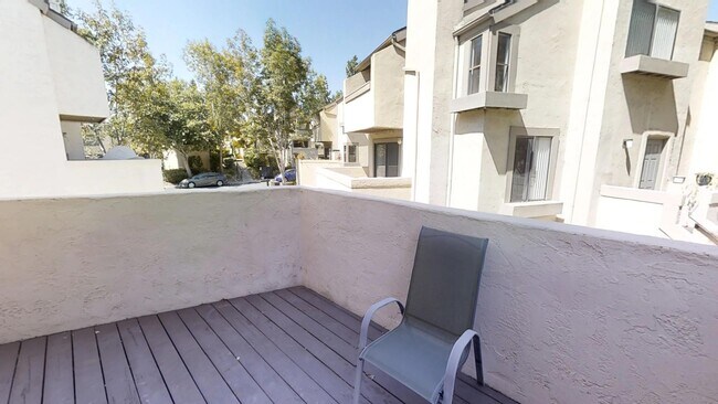 Building Photo - Updated La Jolla Townhome