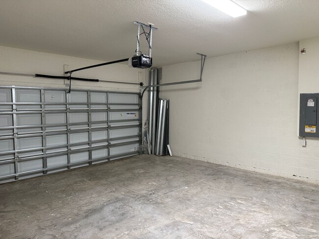 Building Photo - 3 Bedroom 2.5 Bath Single Family Home Promenade Estates