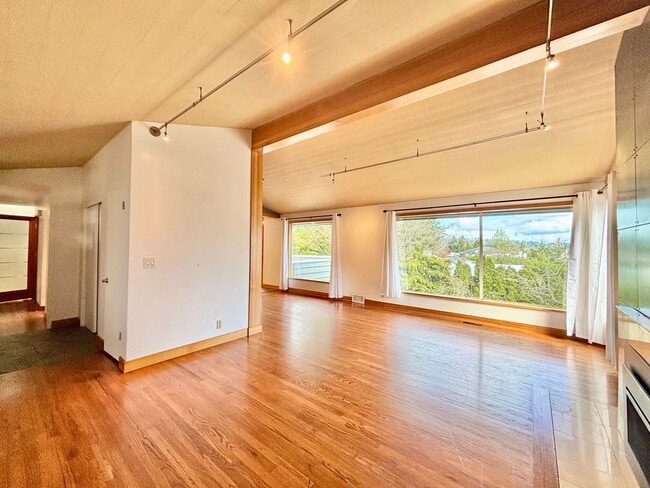 Building Photo - Stunning Mountain View Mid-Century Home in Prestigious Clyde Hill
