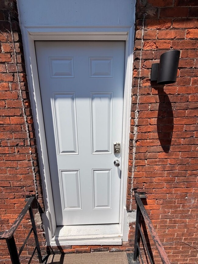 Building Photo - COMPLETELY UPDATED!! 2 bed/1 bath Close to Wexner Medical Center!