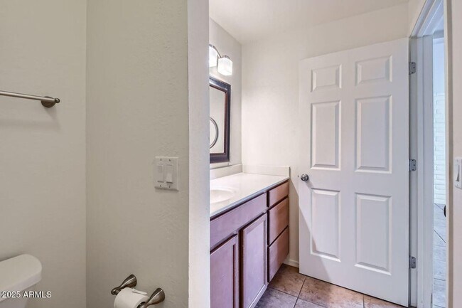 Building Photo - Luxury and Resort like Living at Scottsdale Park Place!!!  Tile throughout, light, bright and Pri...
