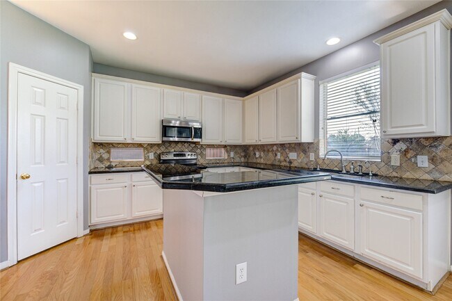 Building Photo - 1731 Maryvale Dr