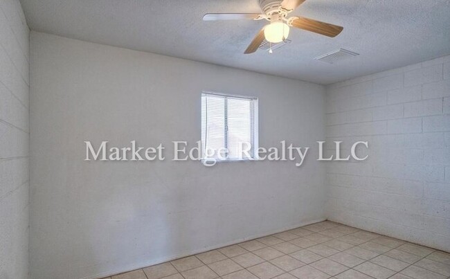 Building Photo - 3Bed/1Bath House at 15TH/Peoria! $399 MOVE...