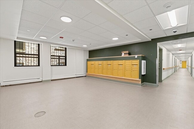 Building Photo - 927 W Wilson Ave