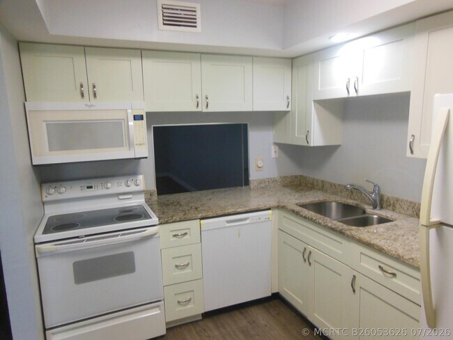 Building Photo - 105 Lake Helen Dr