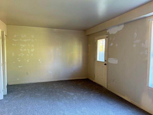 Building Photo - Beautiful 3 Bedroom 1.5 Bathroom Townhome ...