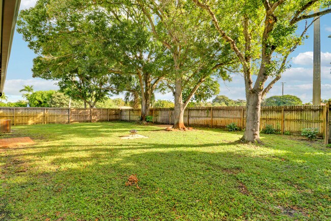 Building Photo - 1009 Alamanda Dr