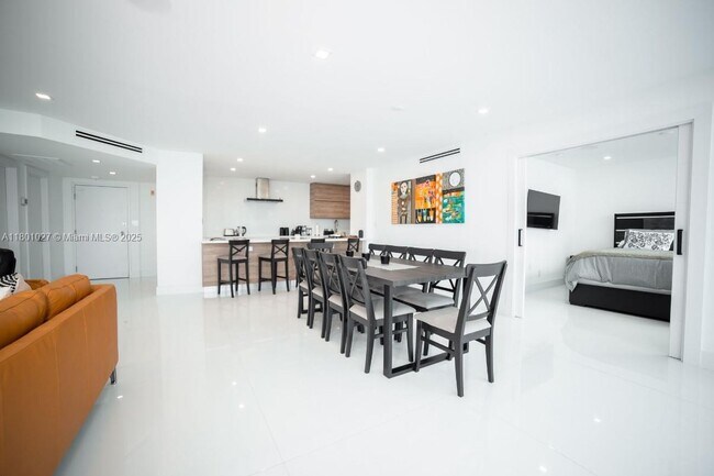 Building Photo - 5600 Collins Ave