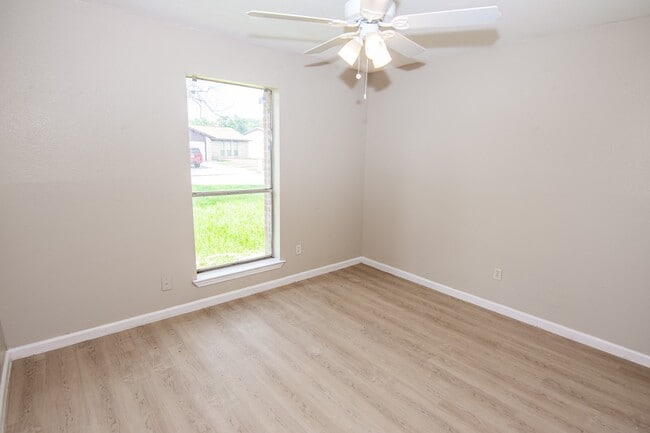 Building Photo - 2611 Ashington Dr