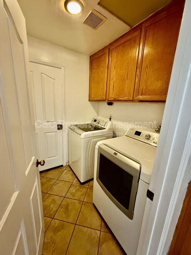 Building Photo - 23357 Glenn Ellen Way