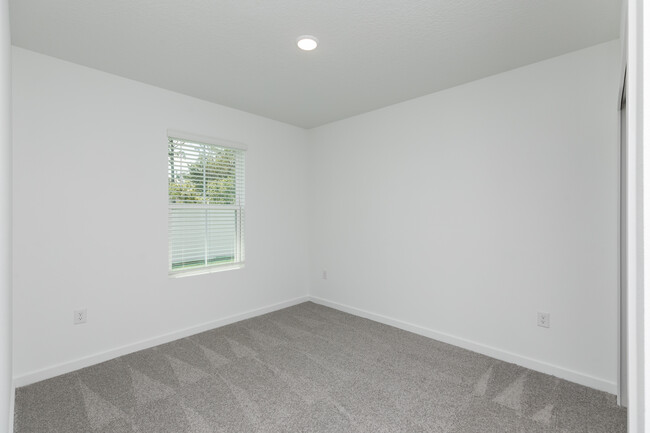 Building Photo - 10 Fairchild Ln