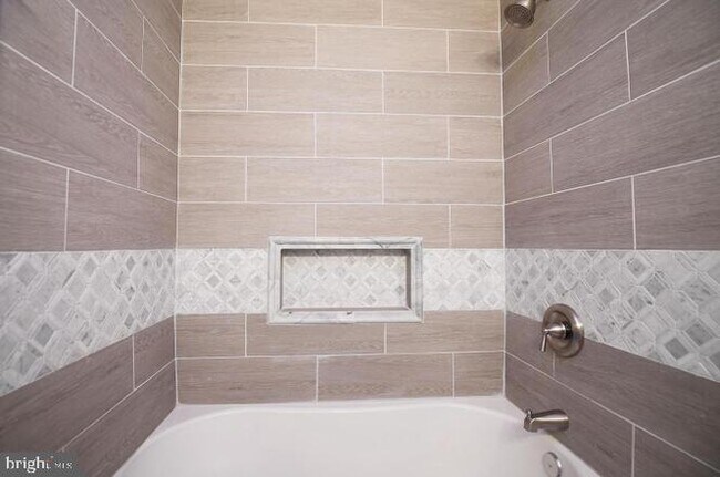 Building Photo - 2624 Llewelyn Ave