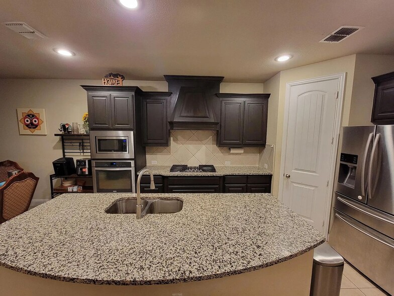 Building Photo - 1011 Nail Ln