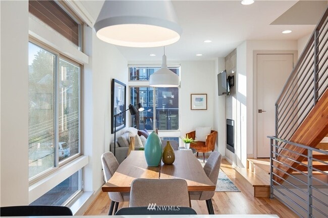 Building Photo - Modern 4-Bedroom Townhome in the Heart of ...