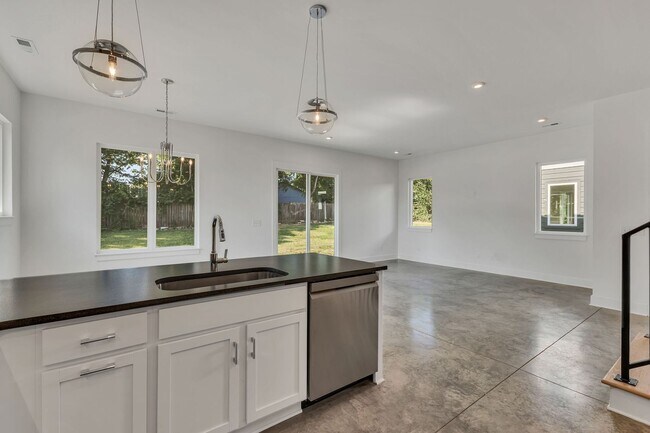 Building Photo - 5917 Robertson Ave