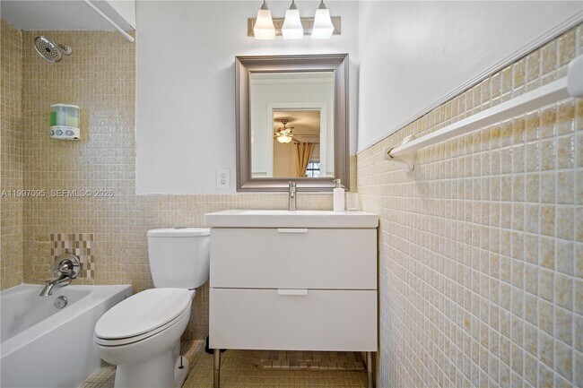 Building Photo - 1181 NE 160th St